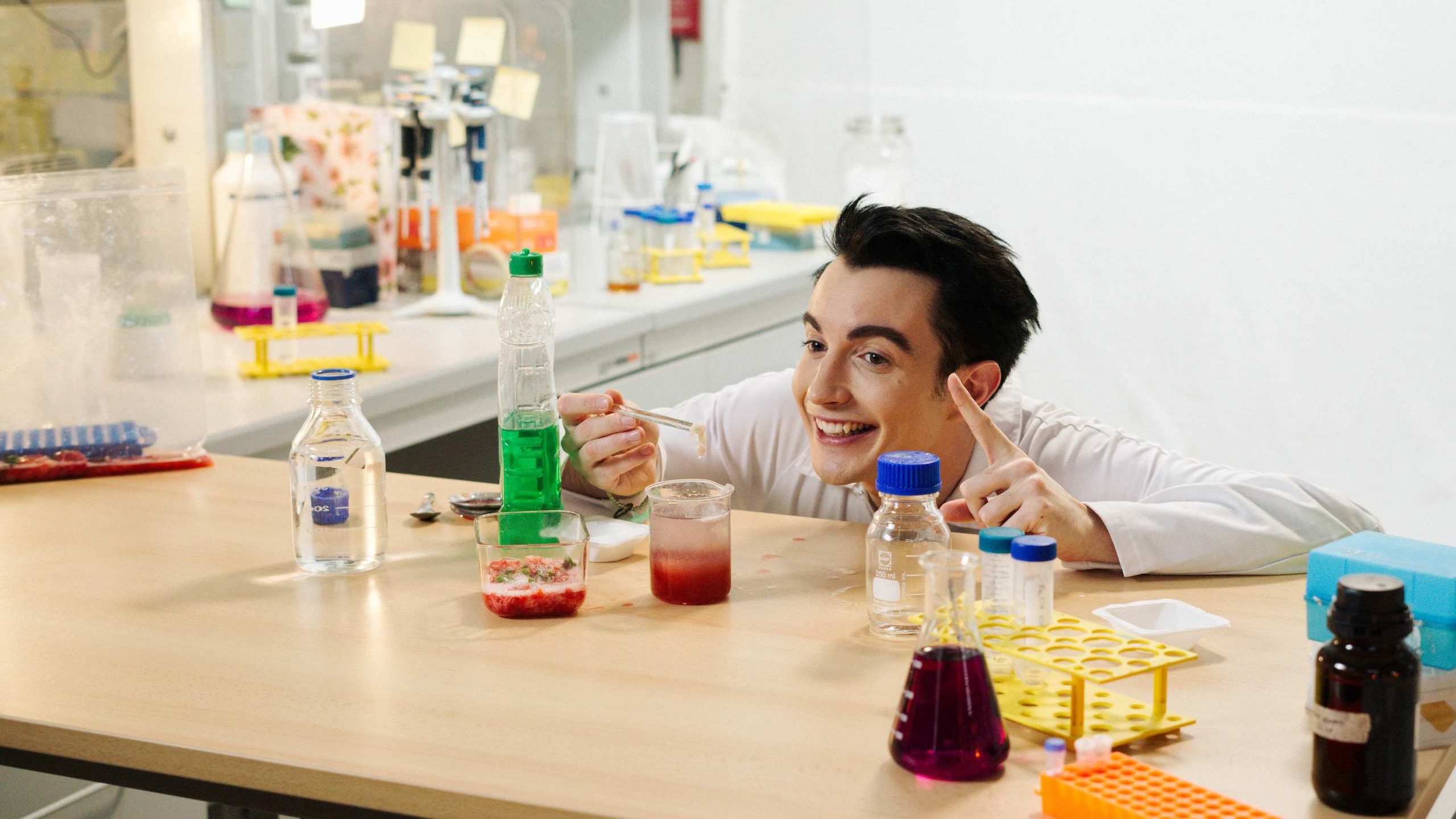 Su Rai Gulp arriva "Il Piccolo Chimico" con Marco Martinelli. Da mercoledì 5 ottobre tutti i giorni alle 16.40