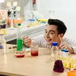 Su Rai Gulp arriva "Il Piccolo Chimico" con Marco Martinelli. Da mercoledì 5 ottobre tutti i giorni alle 16.40