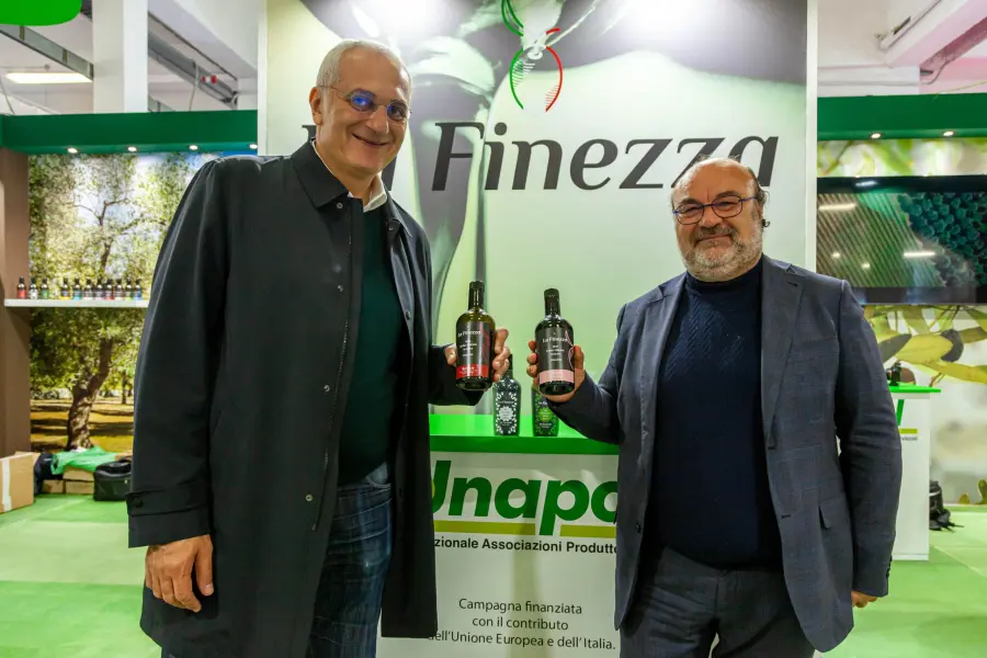 L’Assessore all’Agricoltura Regione Campania Caputo in visita allo stand Unapol  