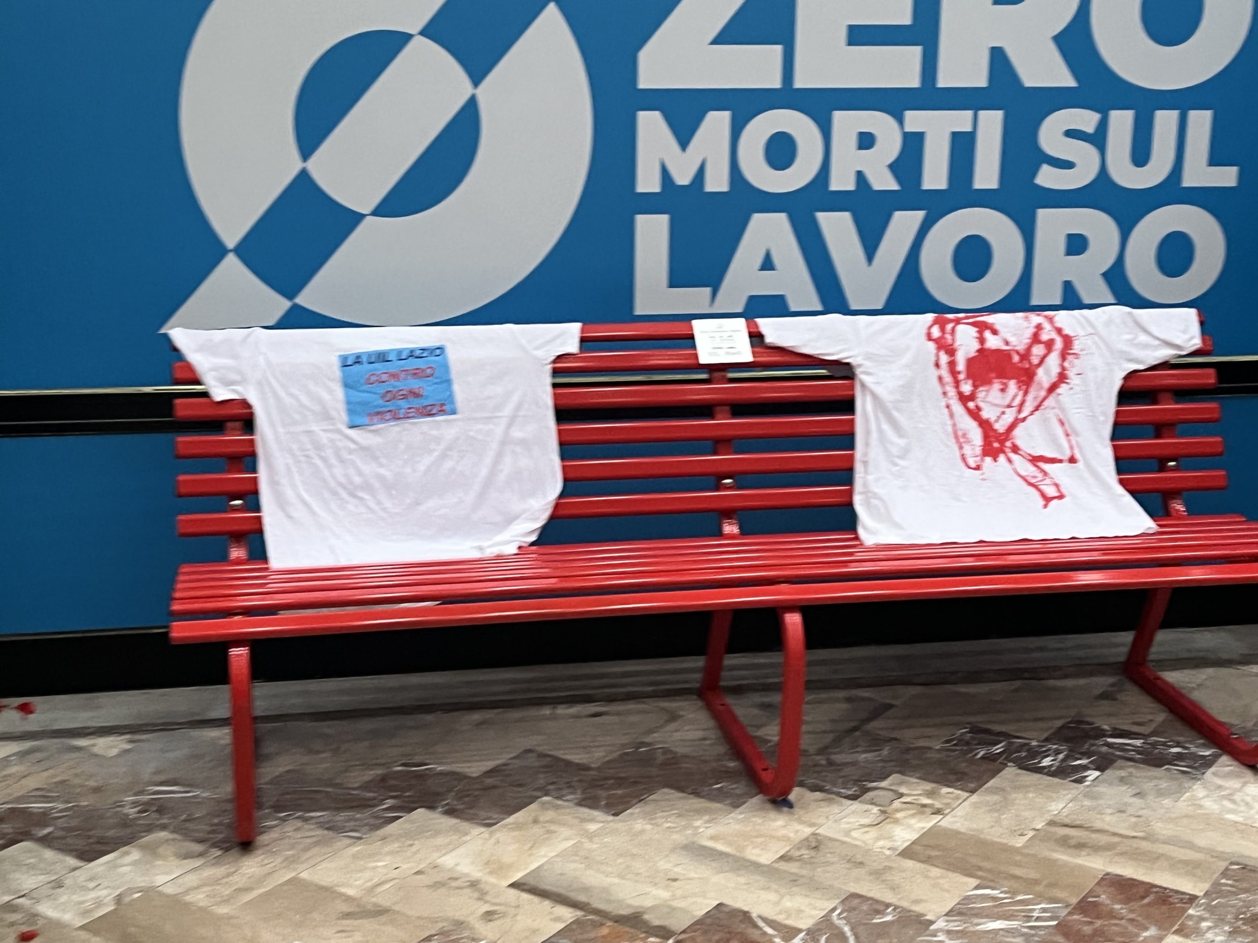 Contro ogni violenza sulle donne. La Uil inaugura la panchina rosa in via Matteucci 32 