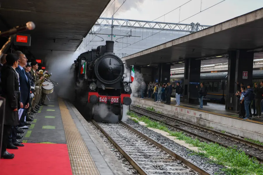 FS a Roma Termini celebra il 4 novembre con il Treno della Memoria. Accolto dal Ministro della Difesa Crosetto e dall’Ad di FS Ferraris