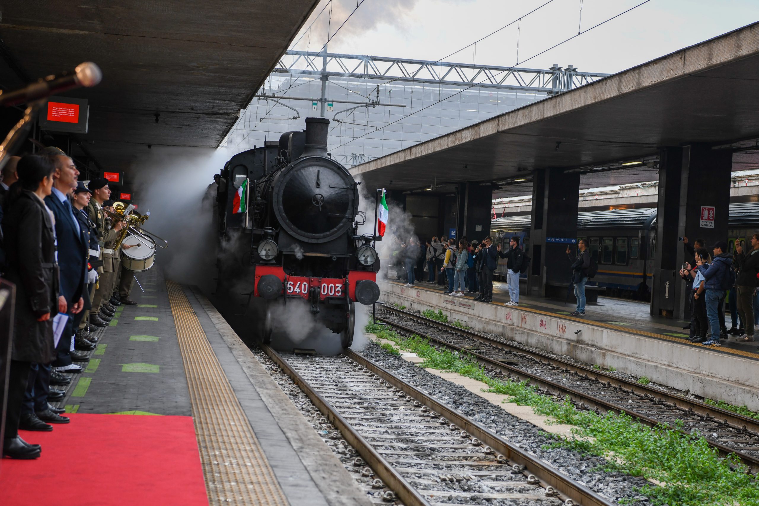 FS a Roma Termini celebra il 4 novembre con il Treno della Memoria. Accolto dal Ministro della Difesa Crosetto e dall’Ad di FS Ferraris
