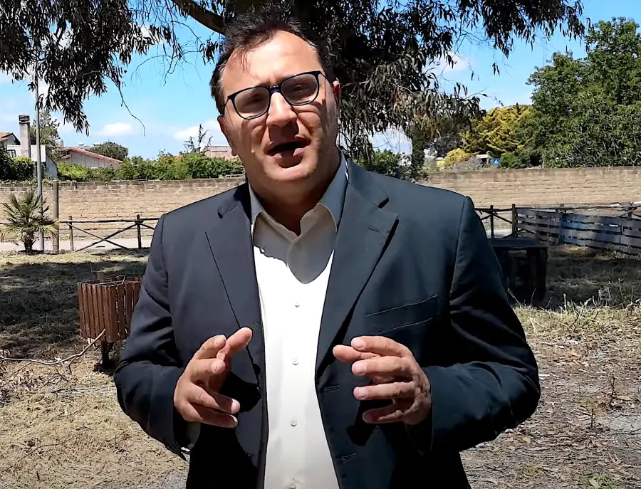 Spiagge, Ferrara (M5s): "Balneari finanziano Falconi, il Pd ha una questione morale"