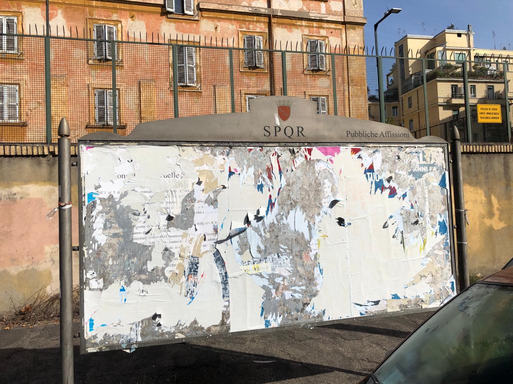 Campidoglio: rimossi i manifesti inneggianti a Marcia su Roma (FOTO)