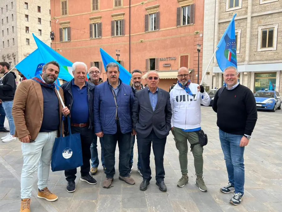  Palmerini e Giacomelli (Uil): “In piazza per difendere i lavoratori. Il Prefetto si adopererà per risolvere l’intricata vertenza dei lavoratori A&A”