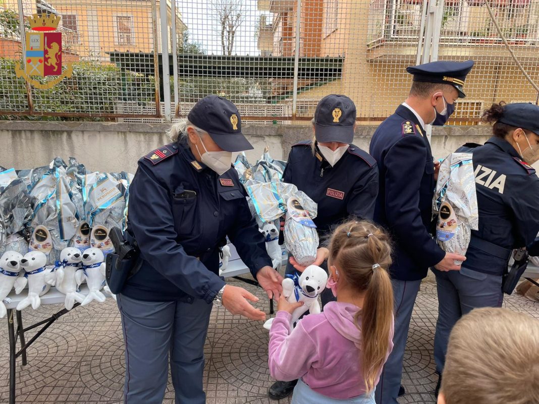Roma, la Polizia di Stato ha incontrato i bambini ucraini arrivati in Italia e ha regalato loro uova di Pasqua