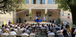 “Parco dei Diritti” alla scuola “Zaveria Cassia” a San Basilio. Funari: “Panchine colorate per la cultura della legalità”