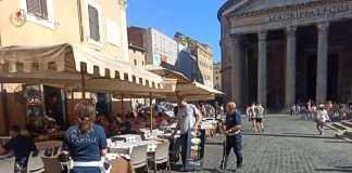 Al via la task force anti “tavolino selvaggio”: al Pantheon 11 verbali e multe per 26mila euro